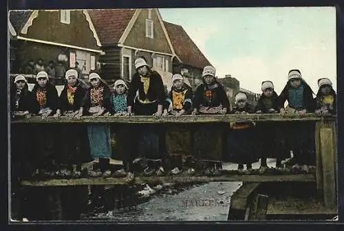 AK Marken, Niederländische Mädchen auf einer Brücke