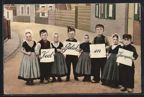 AK Niederländische Jungen und Mädchen halten Schilder