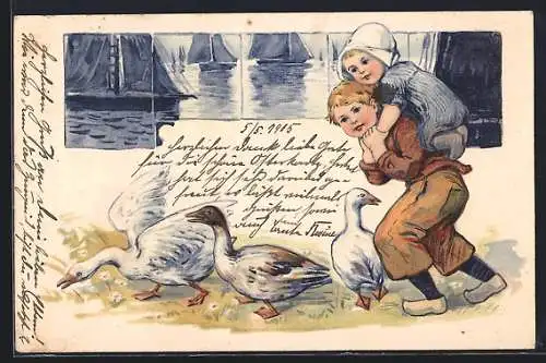 Präge-AK Niederländisches Kinderpaar mit Gänsen vor Kacheln mit Segelbooten