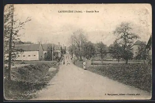 AK Laperrière, Grande Rue animée avec passants et arbres bordant la route