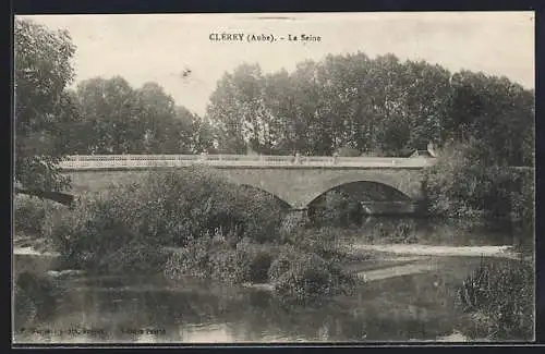 AK Clérey, La Seine et le pont entourés de verdure