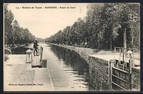 AK Barberey, Bassin du Canal et éclusier sur le pont