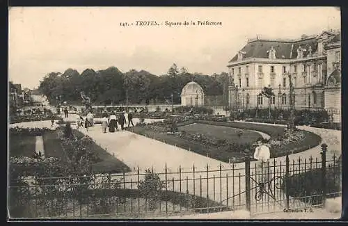 AK Troyes, Square de la Préfecture avec promeneurs et bâtiment historique