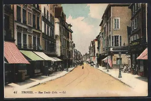 AK Troyes, Rue Émile Zola avec boutiques et passants