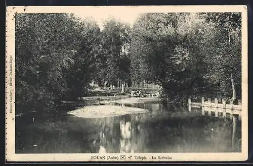 AK Pouan, La Barbuise en bordure de rivière boisée