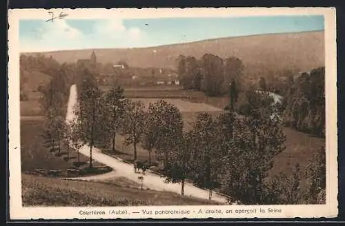 AK Courteron, Vue panoramique, À droite, on apercoit la Seine