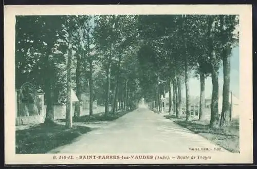 AK Saint-Parres-lès-Vaudes, Route bordée d`arbres vers Troyes