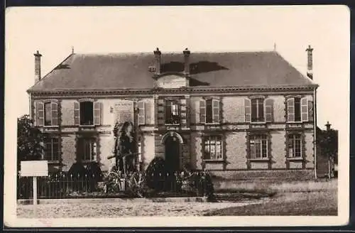 AK Mailly, L`École de Garcons et le Monument commémoratif de l`arrêt de l`invasion allemande le 9 septembre 1914