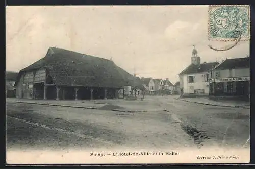 AK Piney, L`Hôtel-de-Ville et la Halle
