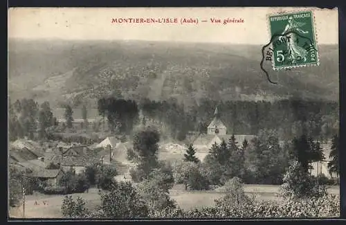 AK Montier-en-l`Isle, Vue générale du village et des collines boisées