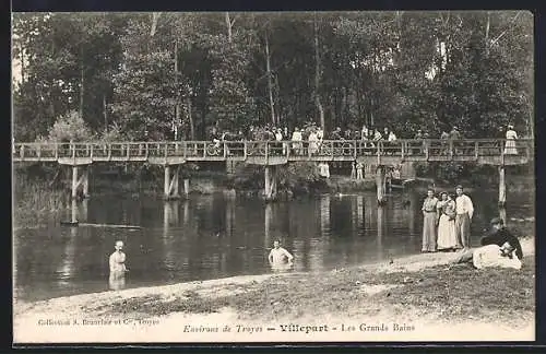 AK Villepart, Les Grands Bains avec pont en bois et baigneurs