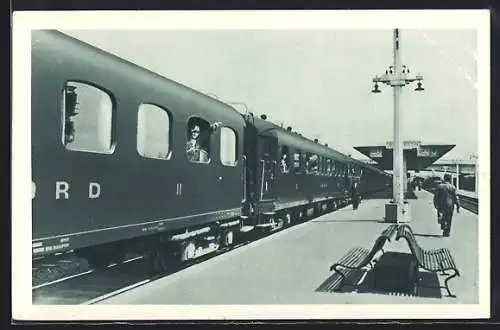 AK Saint-Quentin, Chemin de fer du Nord, Am Bahnhof haltender Zug