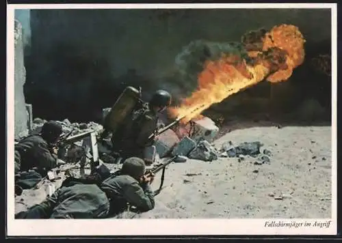 AK Fallschirmjäger im Angriff, Flammenwerfer, Knochensach, Stahlelm Fallschirmschützenhelm