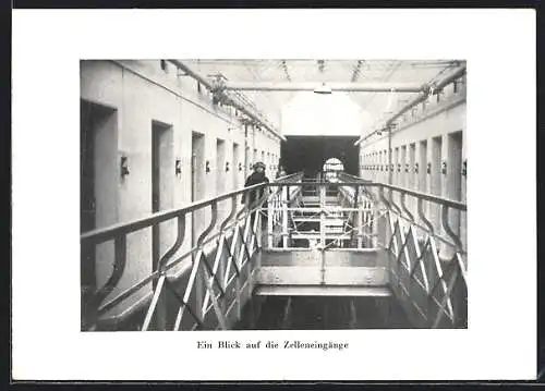 AK Berlin-Friedrichshain, Gefängnis Barnimstrasse 10, Blick auf die Zelleneingänge