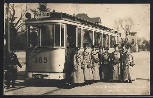 AK Dresden, Strassenbahn-Schaffnerinnen am 1.5.1915 vor einer Strassenbahn