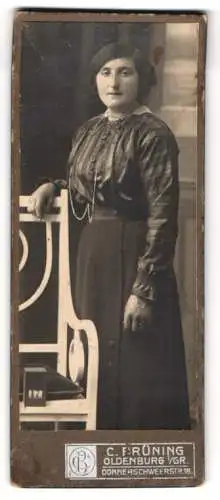 Fotografie C. Früning, Oldenburg / Gr., Donnerschweerstr. 18, Frau in elegantem Kleid
