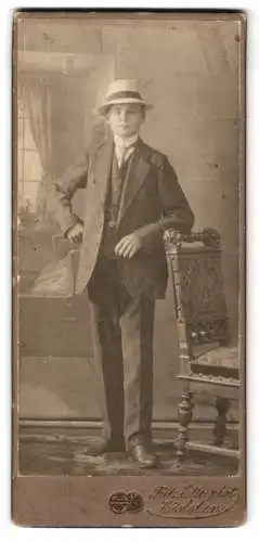 Fotografie Fritz Ette, Eisleben, Stehender junger Mann mit Hut