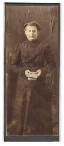 Fotografie Leonhard Wagner, Tuttlingen, Honbergstrasse, Frau mit Buch