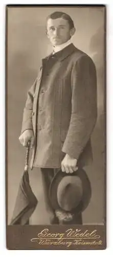 Fotografie Georg Wedel, Würzburg Kaiserstrasse 9, Eleganter Herr mit Hut und Schirm