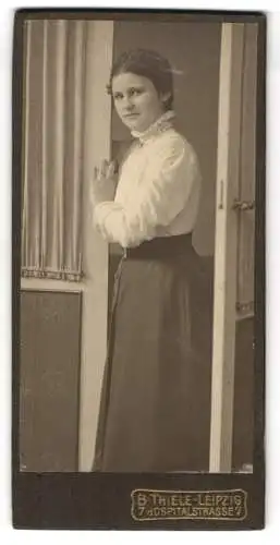 Fotografie B. Thiele, Leipzig, Hospitalstrasse 7, Frau in elegantem Kleid
