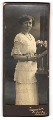 Fotografie Eugen Just, Zerbst /Anhalt, Bahnhofstrasse 6, Frau mit Halskette