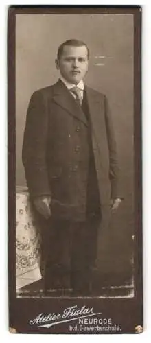 Fotografie Atelier Fiala, Neurode, Junger Mann im Anzug