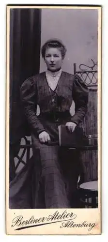 Fotografie Berliner Atelier, Altenburg, Portrait einer Frau mit Buch