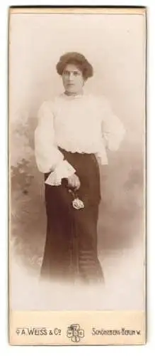 Fotografie A. Weiss & Co, Schöneberg-Berlin, Hauptstr. 14, Dame im eleganten Kleid
