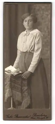 Fotografie Gebr. Burmester, Bamberg, Obere Königstr. 20, Junge Frau an einem Tisch