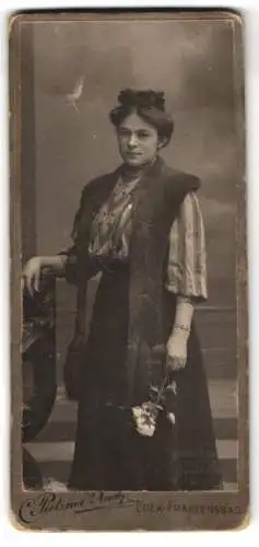 Fotografie Pietzner`s Nachf., Eger-Franzensbad, Porträt einer Dame mit Blumen