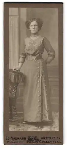 Fotografie Ed. Naumann, Meerane, Frau in elegantem Kleid