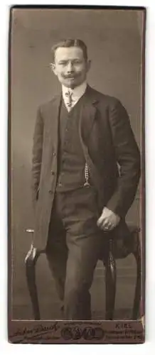 Fotografie Anton Busch, Kiel, Holtenauer Strasse 111d, Eleganter Herr mit Schnurrbart und Brille