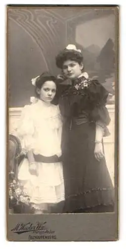 Fotografie M. Wacker, Aschaffenburg, Zwei Mädchen in eleganter Kleidung