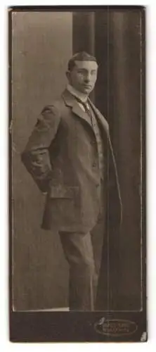 Fotografie James Aurig, Blasewitz, Eleganter Herr im Anzug