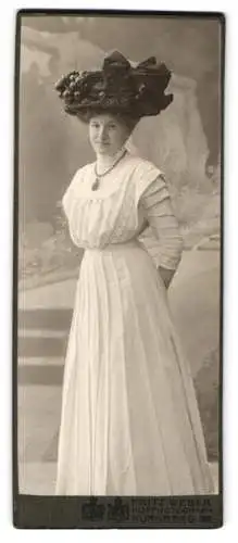 Fotografie Fritz Weber, Nürnberg, Spittlertorgraben 45, Dame mit elegantem Hut
