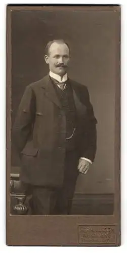 Fotografie Herm. Jursch, Nürnberg, Tafelfeldstr. 8, Porträt eines eleganten Herrn