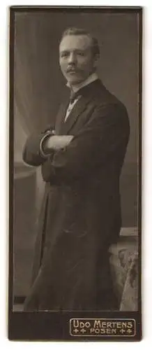 Fotografie Udo Mertens, Posen, Wilhelmstrasse 5, Eleganter Herr im Anzug