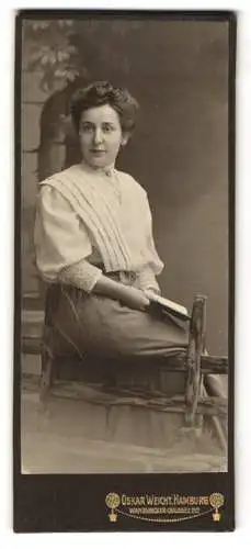 Fotografie Oskar Weicht, Hamburg, Wandsbeker Chaussee 212, Porträt einer Dame mit Buch