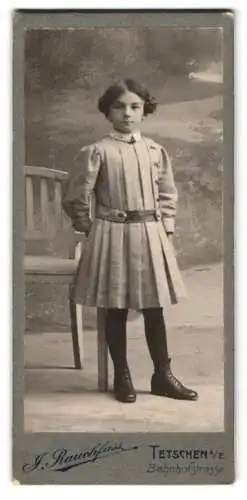 Fotografie J. Rauchfuss, Tetschen, Bahnhofstrasse, Portrait eines jungen Kindes
