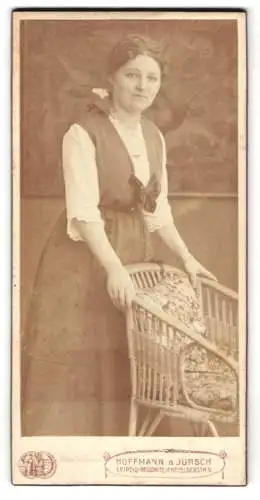 Fotografie Hoffmann & Jursch, Leipzig, Senefelderstr. 9, Frau mit Stuhl