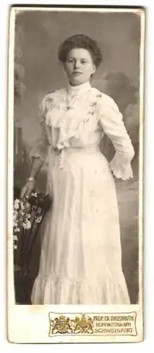 Fotografie Prof. Ed. Uhlenhuth, Schweinfurt, Frau in elegantem Kleid mit Blumenstrauss