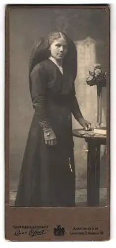 Fotografie Linus Ofner, Amstetten, Innerer Graben 18, Elegante Dame im langen Kleid