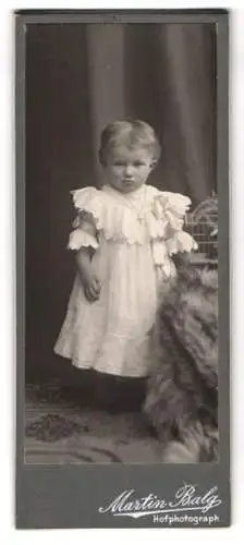 Fotografie Martin Balg, Berlin, Dirksenstr. 25, Kind in weissem Kleid