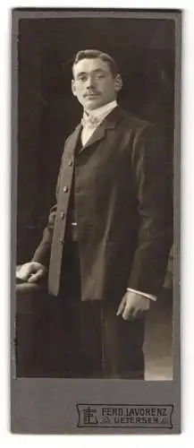 Fotografie Ferd. Lavorenz, Uetersen, Gr. Wulfhagen 16, Portrait eines Mannes im Anzug