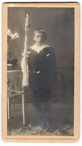 Fotografie unbekannter Fotograf und Ort, Junge mit Kerze