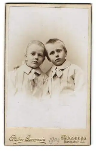 Fotografie Atelier Germania, Augsburg, Bahnhofstrasse 12½, Zwei Kinder in gestreifter Kleidung