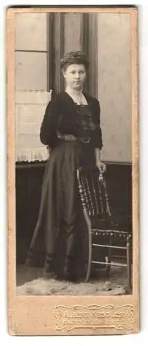 Fotografie Albert Kessler, Hattingen / Ruhr, Portrait einer Frau mit Stuhl