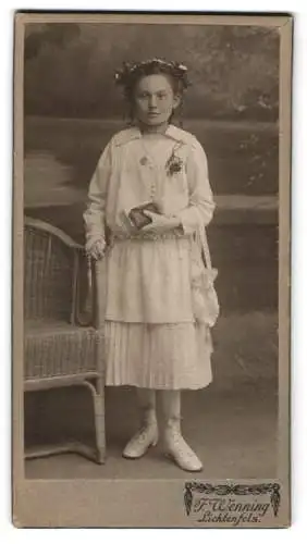 Fotografie T. Wenning, Lichtenfels, Junges Mädchen mit Blumenkranz