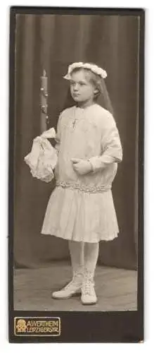 Fotografie A. Wertheim, Berlin, Leipzigerstrasse, Mädchen mit Kerze und Blumenschmuck