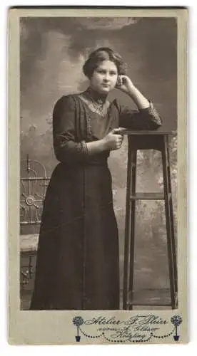 Fotografie Atelier F. Pleier, Kötzing, Frau im dunklen Kleid